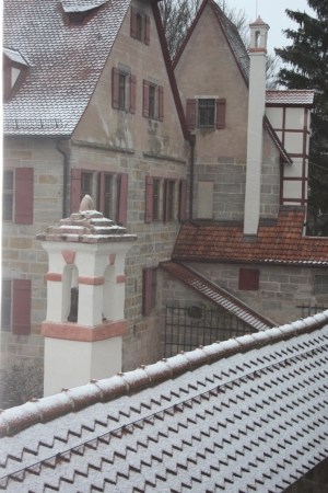 sun dial at the east sdie of the palas