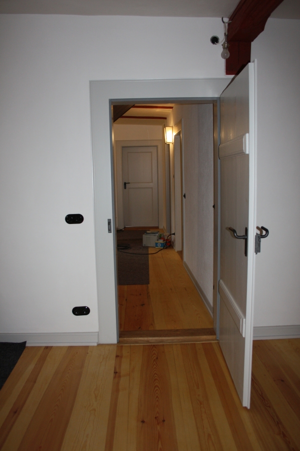 Blick vom Durchgangszimmer durch den Flur auf’s Westzimmer
